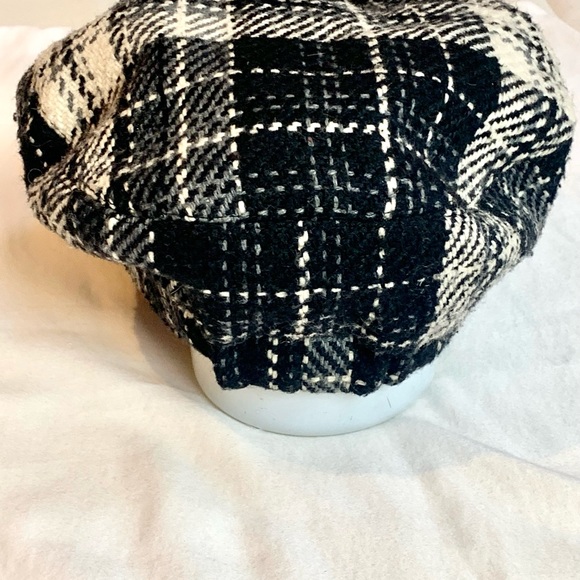 Woman’s acrylic and wool plaid hat - Picture 2 of 3